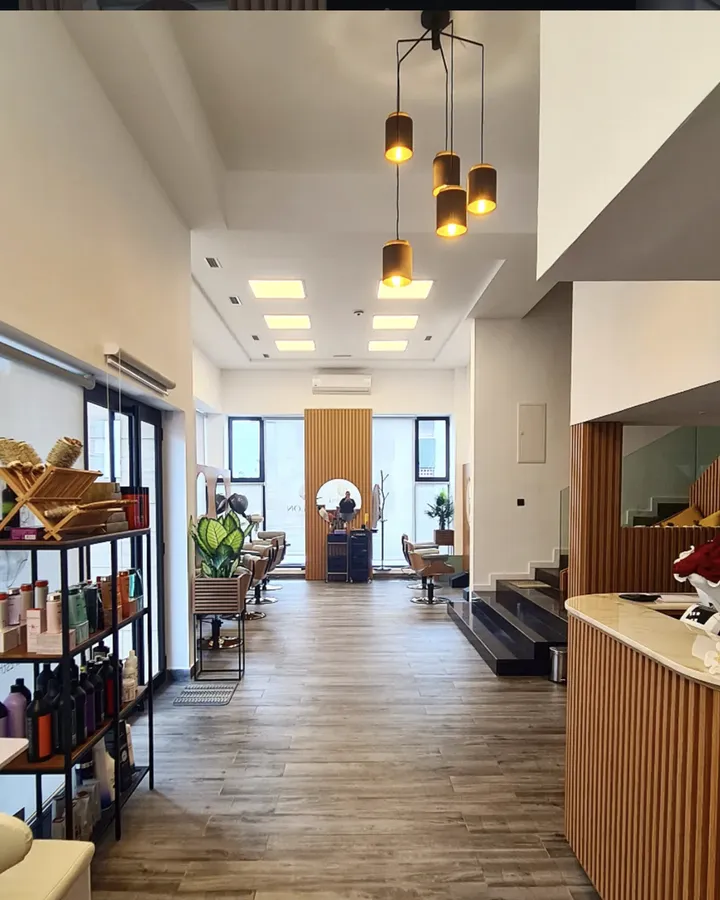 Salle du salon vue de l'entrée, suspensions dorées et comptoir