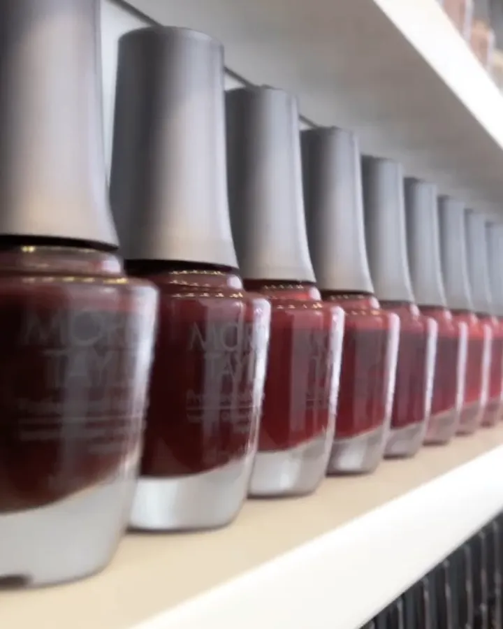 Rangée de vernis alignés sur l'étagère du salon