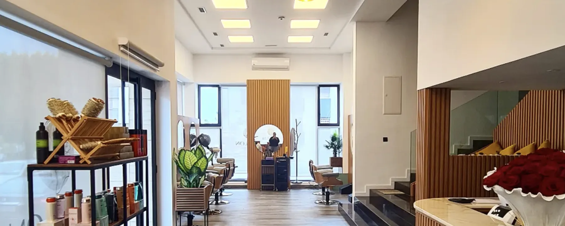 Salle du salon vue de l'entrée, suspensions dorées et comptoir en bois