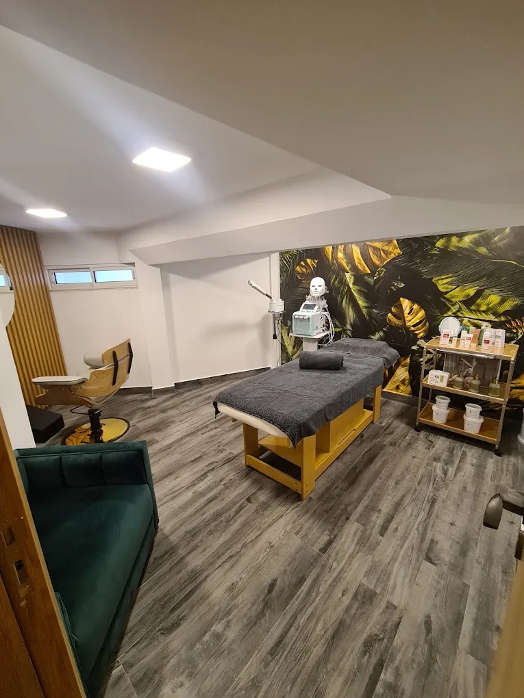 Cabine de soins du salon, table de massage et appareil de soin du visage