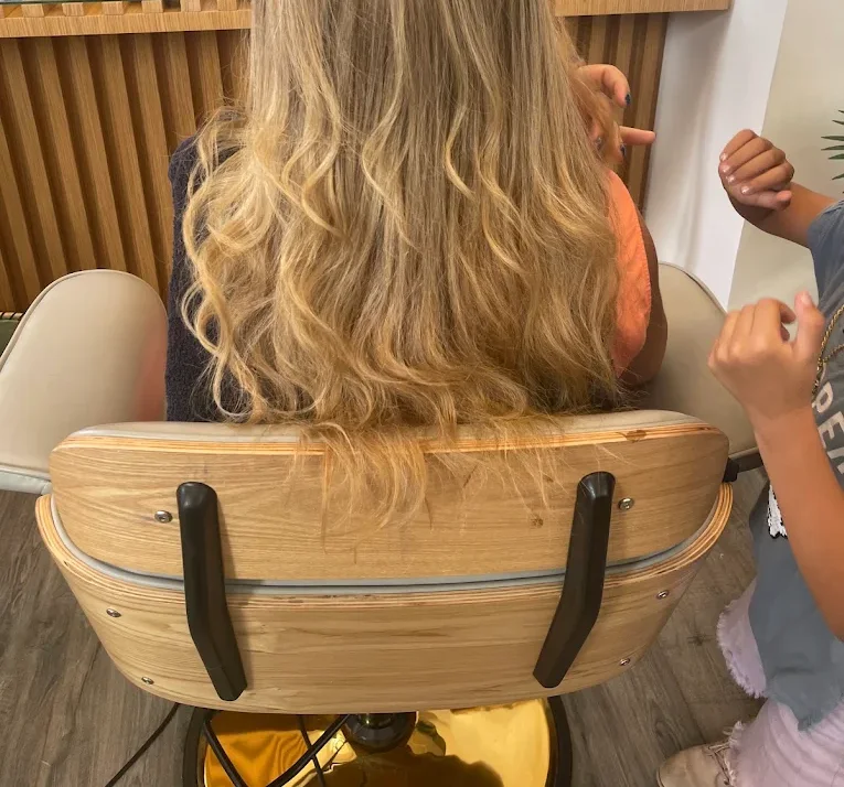 Cheveux longs coiffés en ondulations, au fauteuil du salon