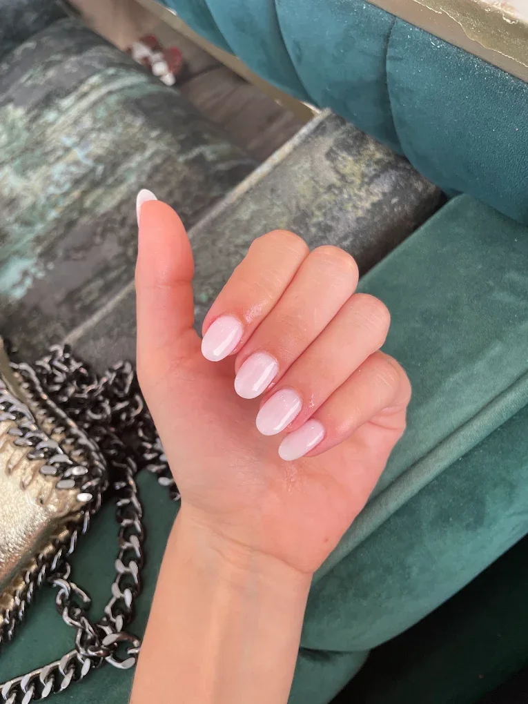 Manucure french sur ongles en amande, réalisée au salon
