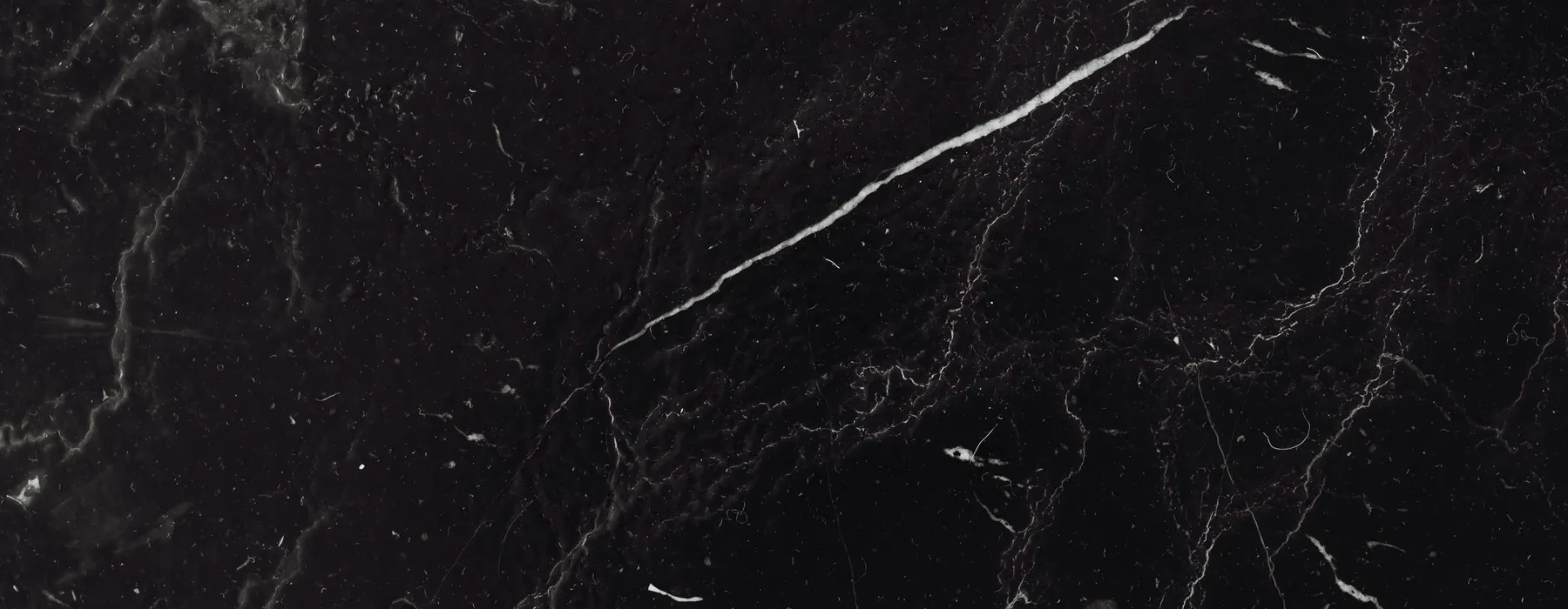 Plan rapproché d'un marbre noir veiné